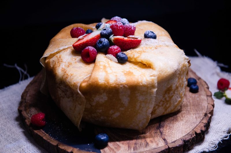 Tort de Clatite cu Fructe de Padure si Ciocolata (fara coacere)