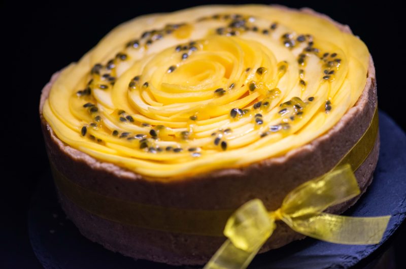 Cheesecake cu Mango, Ciocolata Alba & Fructul Pasiunii (Fara Coacere)